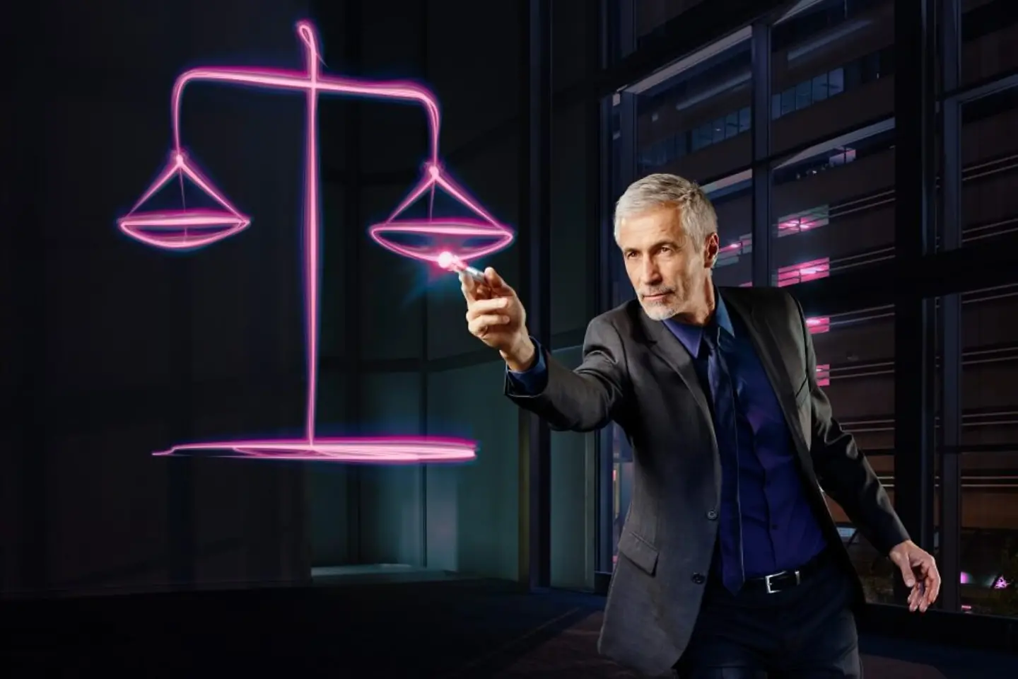 Abogado dibujando una balanza judicial magenta