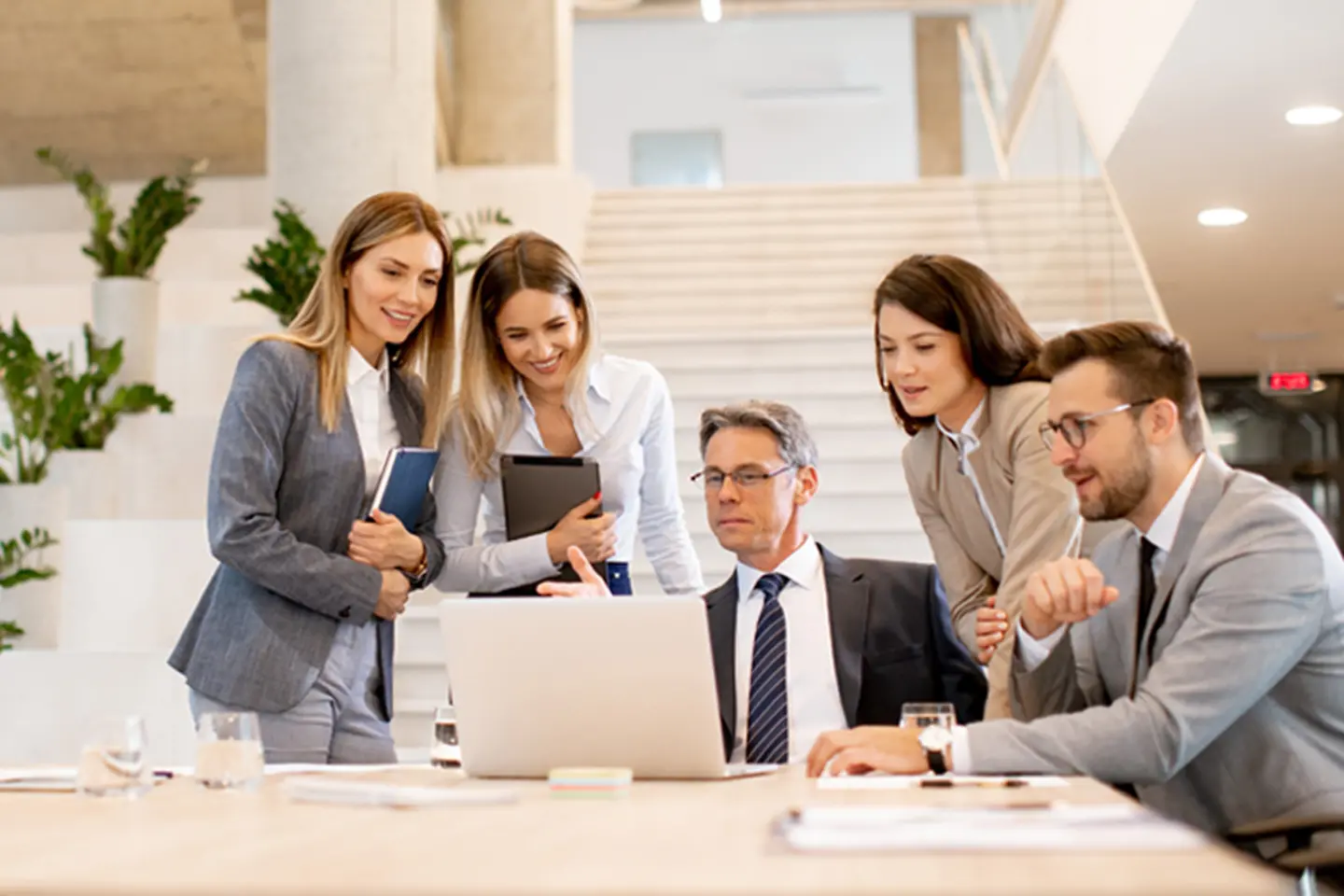 Empleados de recursos humanos en una reunión
