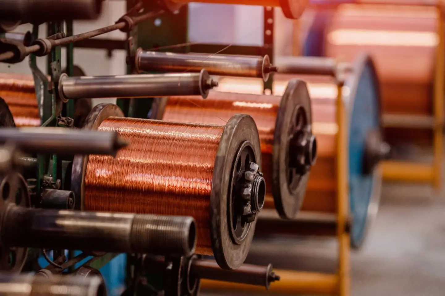 Produção de fios de cobre e cabos de bronze em uma fábrica
