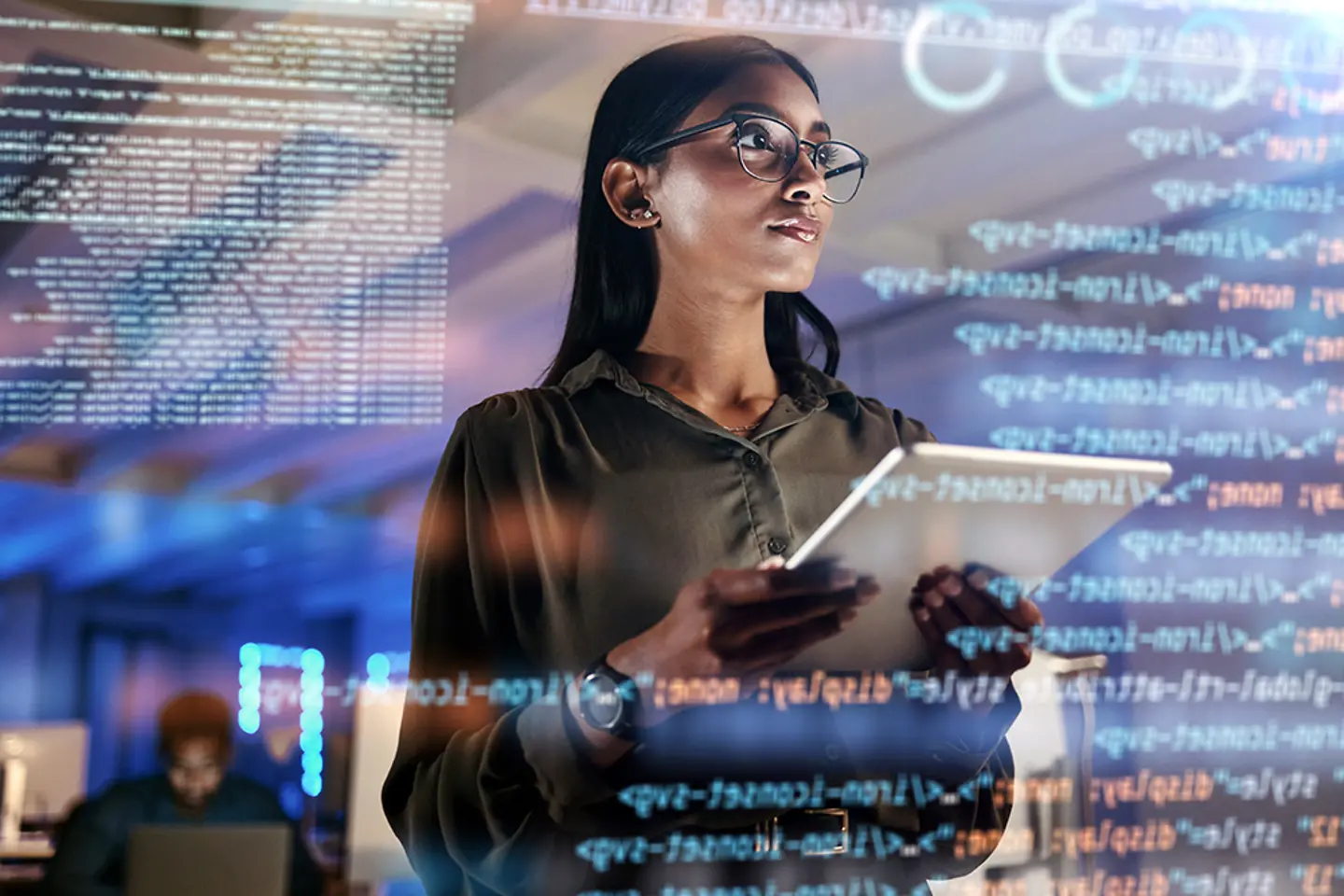 Um programador verifica uma tela com códigos.