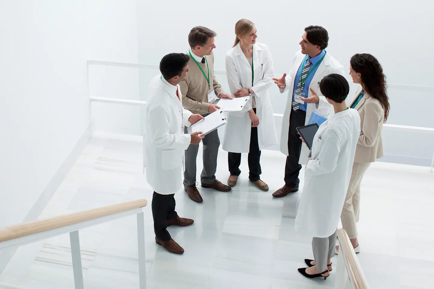 Pflegepersonal unterhält sich im Gang eines Krankenhauses