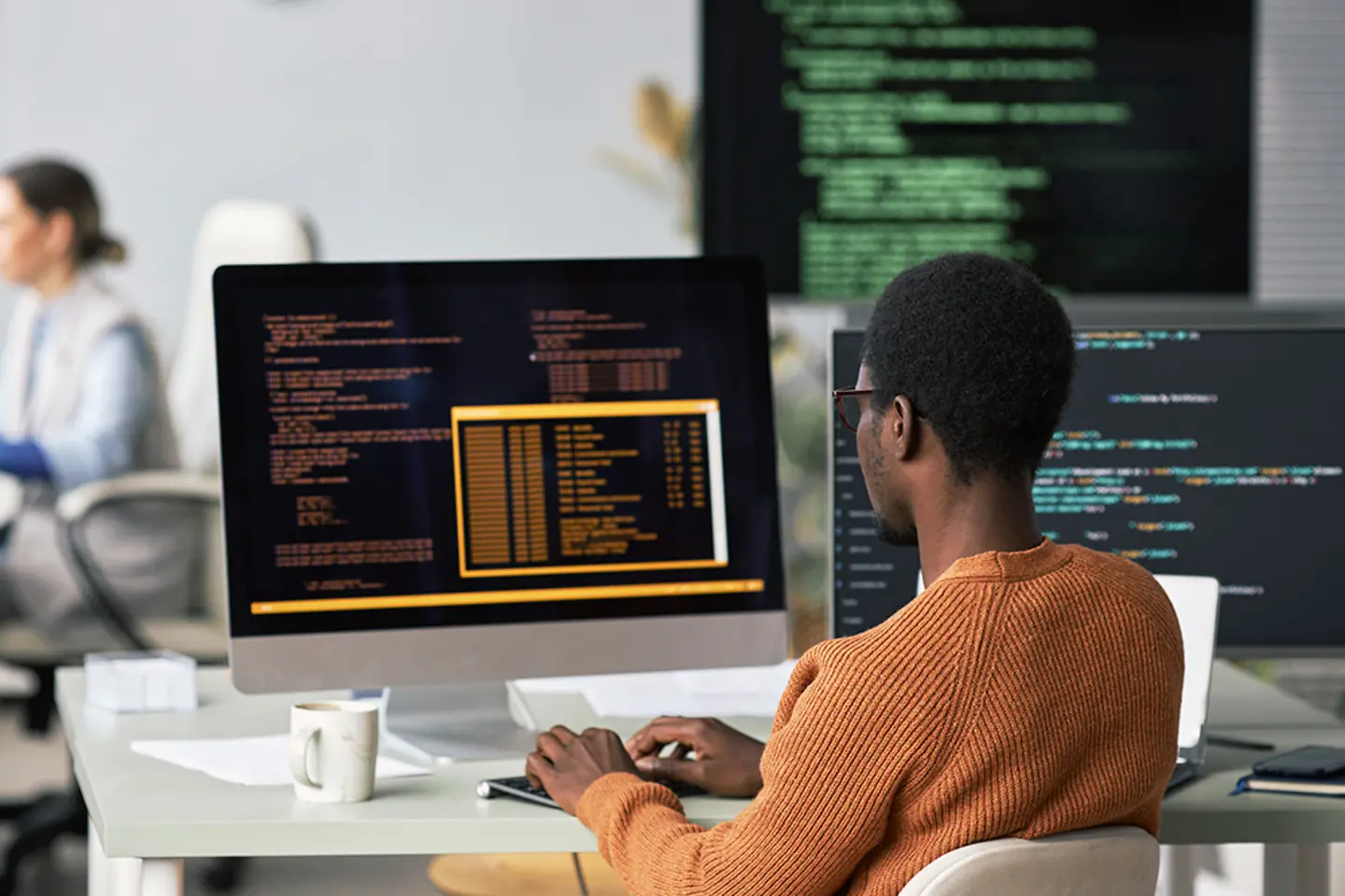 Experte beim Testen von Programmiercode, den er für eine neue Anwendung geschrieben hat