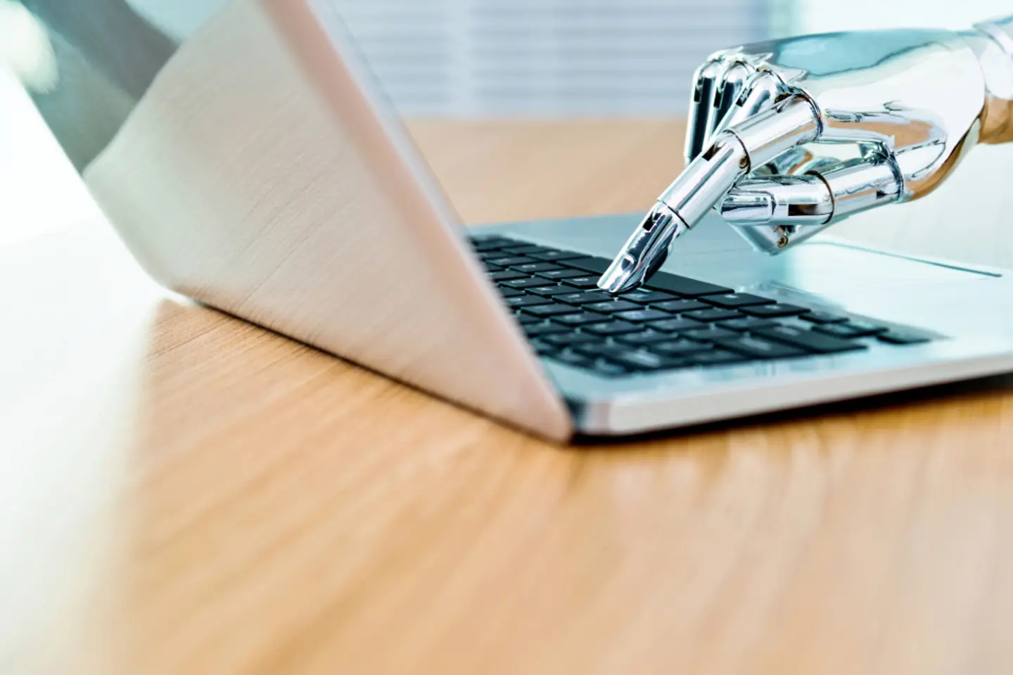 Golpeteo robótico con la mano en el teclado