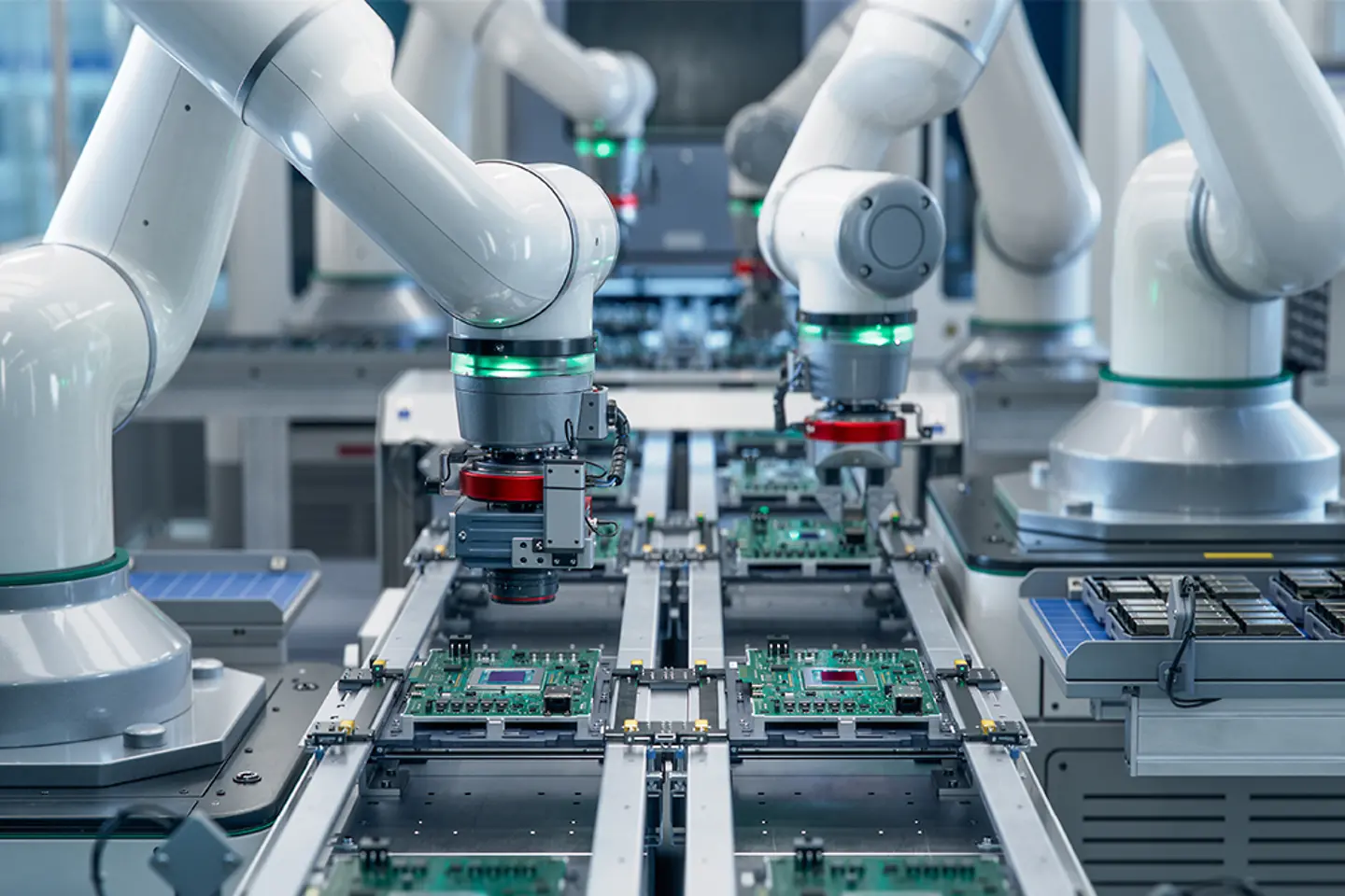 Brazos robóticos ensamblando circuitos en una moderna fábrica de electrónica
