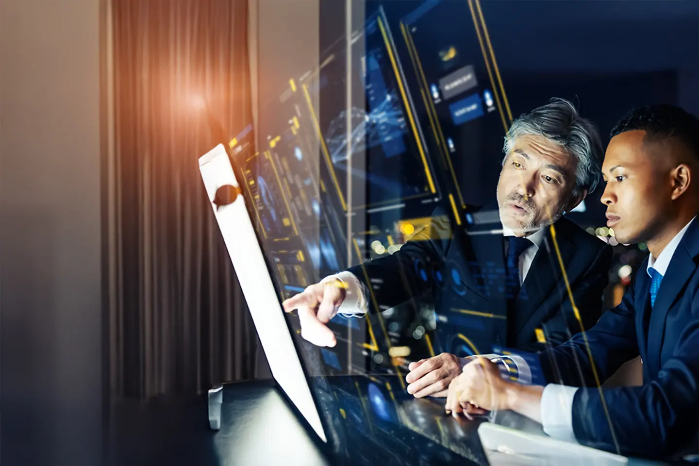 Empresarios trabajando en una pantalla táctil virtual