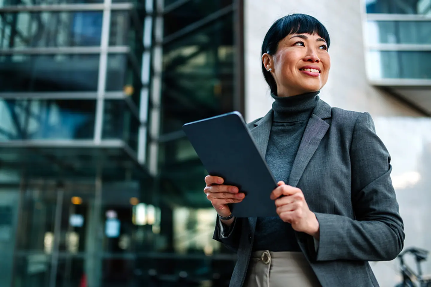 Mulher de negócios sorridente com um tablet