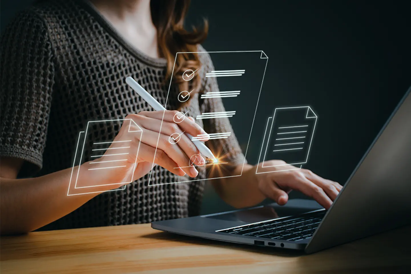 Mujer de negocios trabajando en un laptop íconos de un documento electrónico en la pantalla