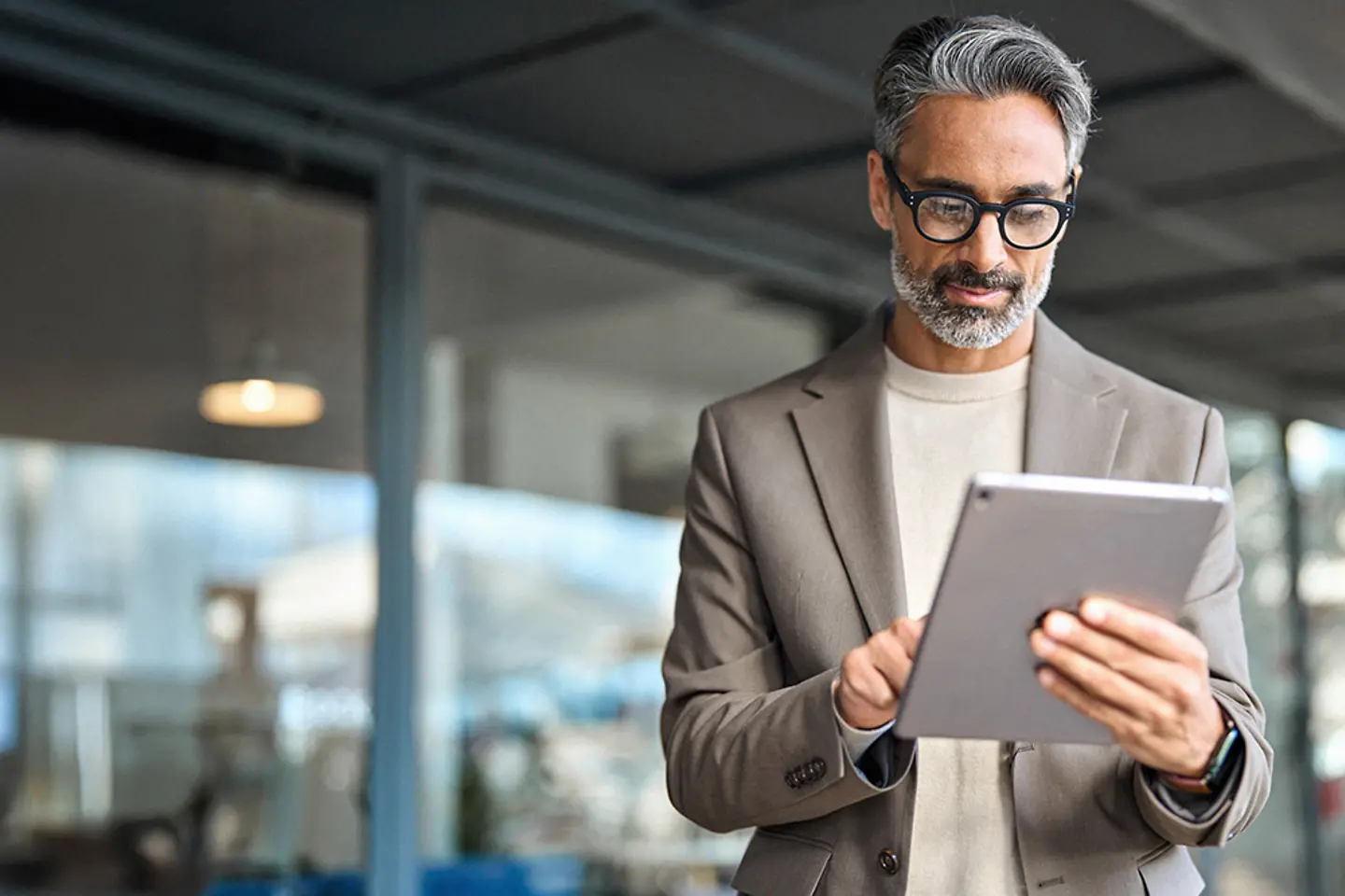 Homem de negócios com um tablet no escritório 