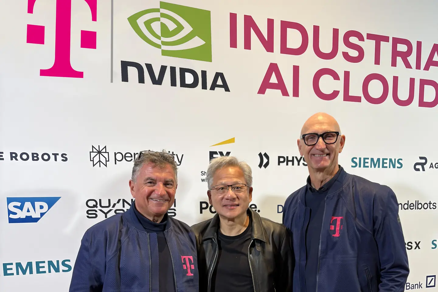 Ferri Abolhassan (CEO T-Systems), Jensen Huang (CEO NVIDIA) und Tim Höttges (CEO Deutsche Telekom)