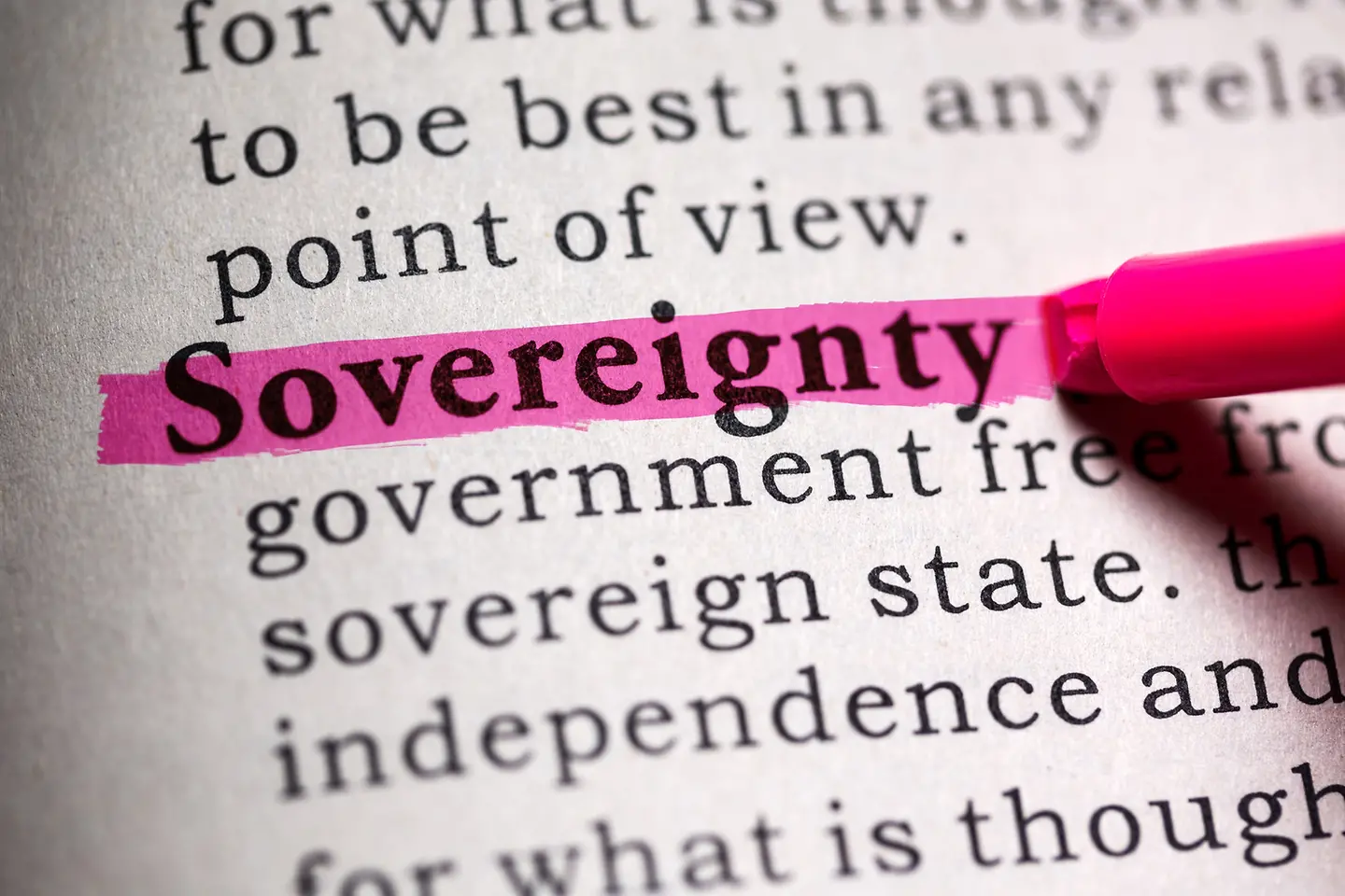 Das englische Wort sovereignty wird mit einem Textmarker in einem Text markiert.
