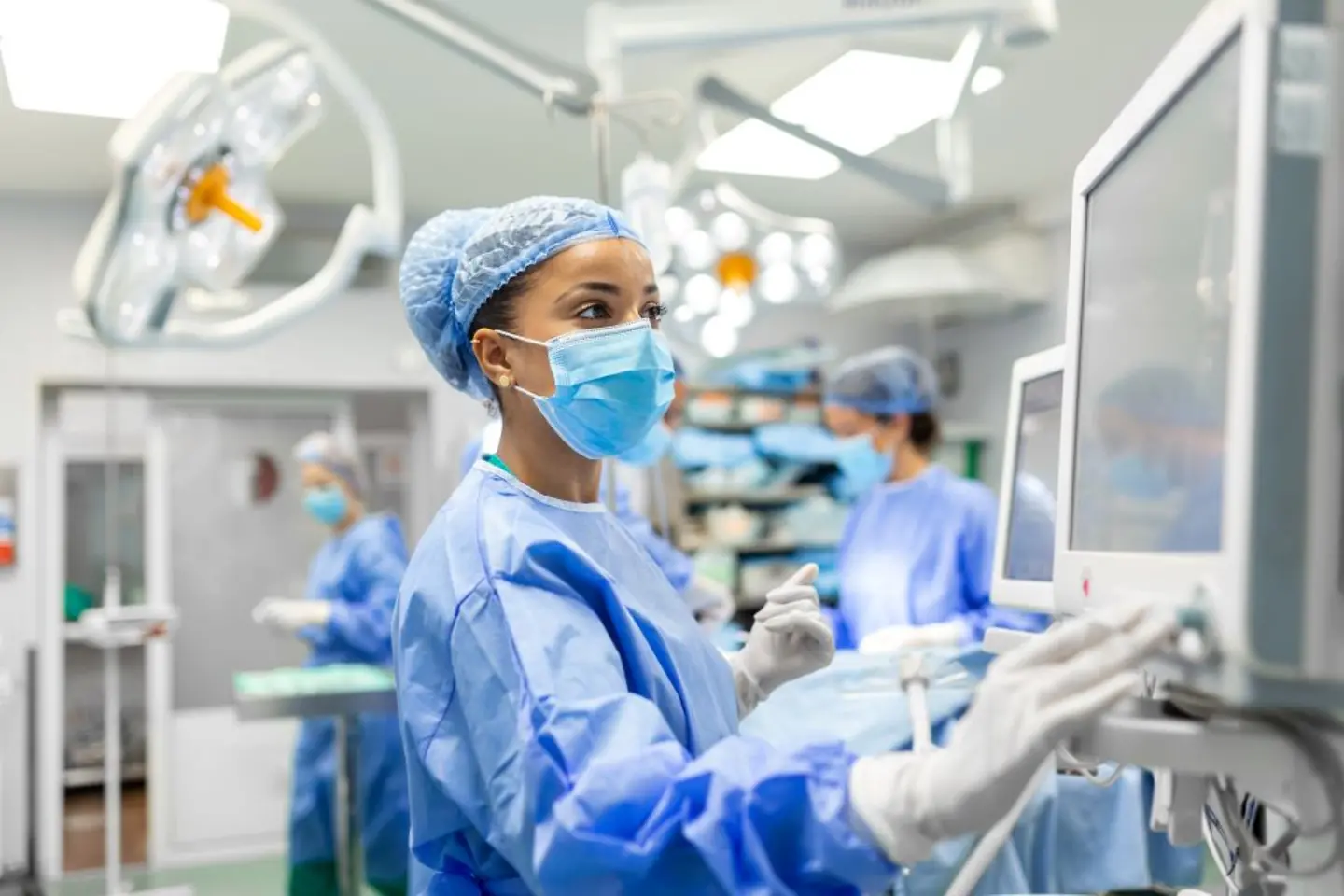 Anästhesist, die im Operationssaal arbeitet