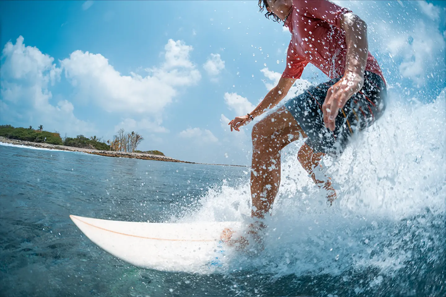 Mann auf Surfbrett