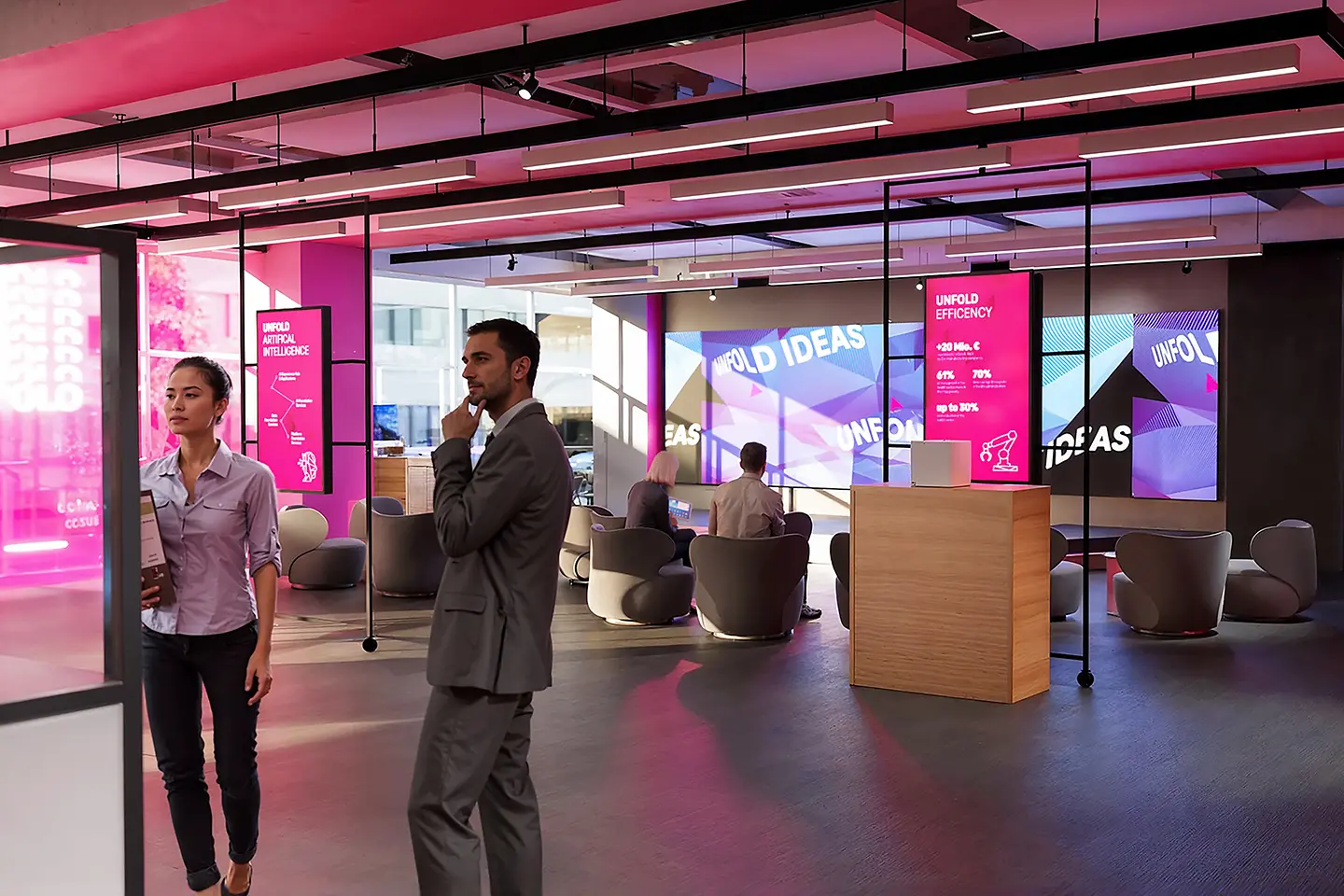 Das Innere des Innovation Center München, mit Besuchern