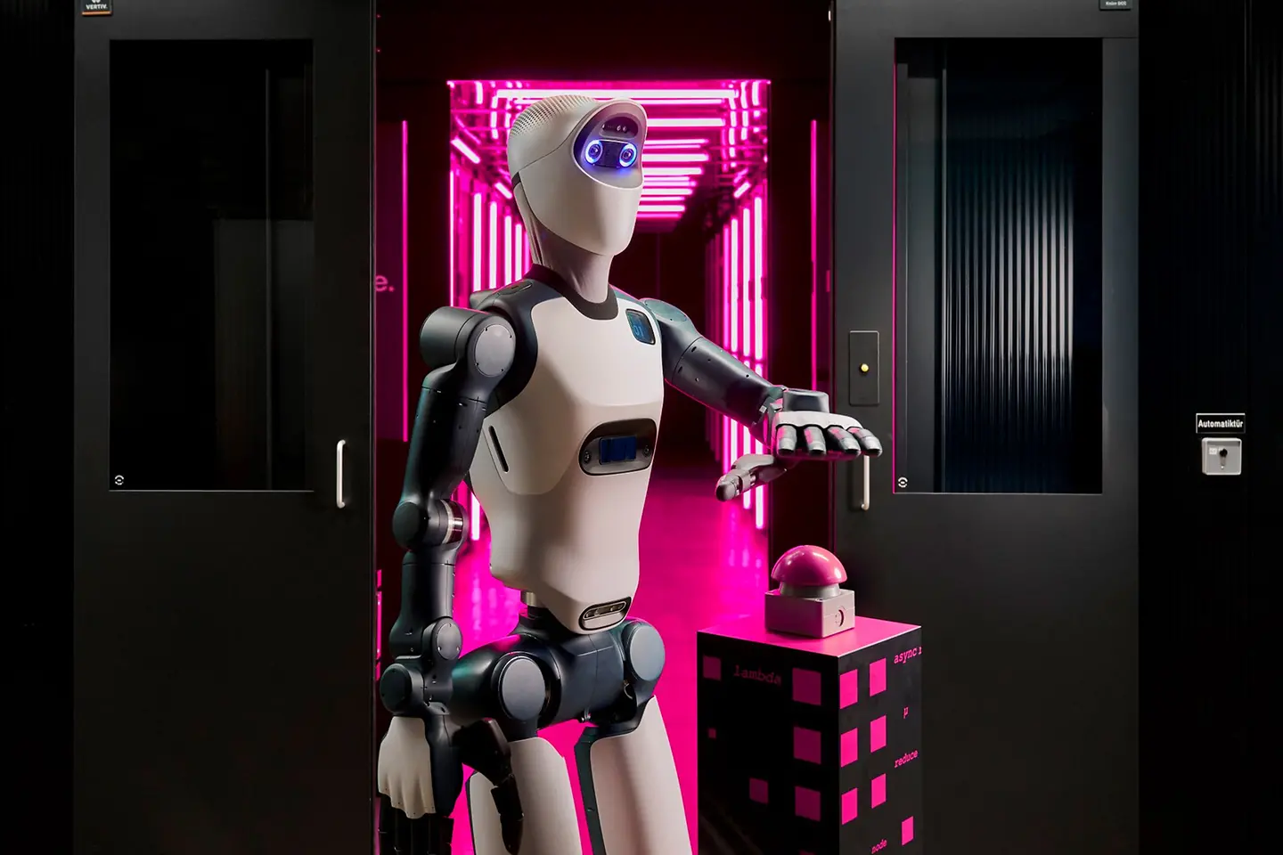 O robô pressiona o botão magenta para obter um fundo magenta