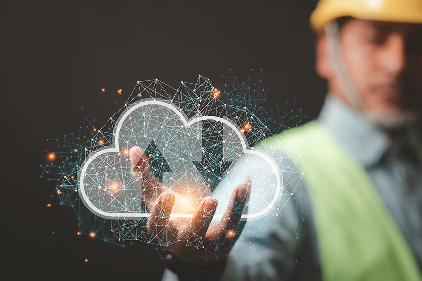 O engenheiro mostra conectividade de nuvem para sistemas industriais, tecnologias e conceitos de tecnologia de nuvem industrial.