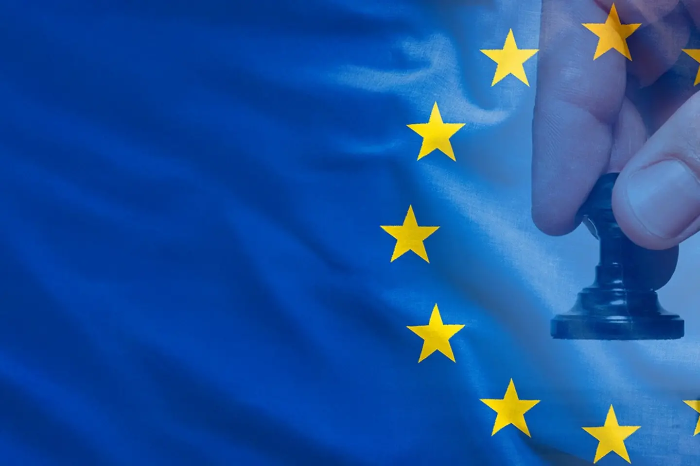 Een strategische schaakzet op een Europese vlag