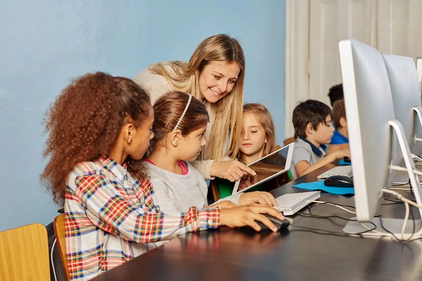 Teacher shows students how to use Moodle