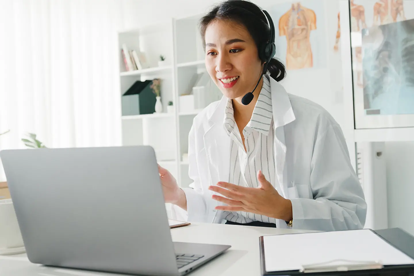 A female doctor giving health advice virtually