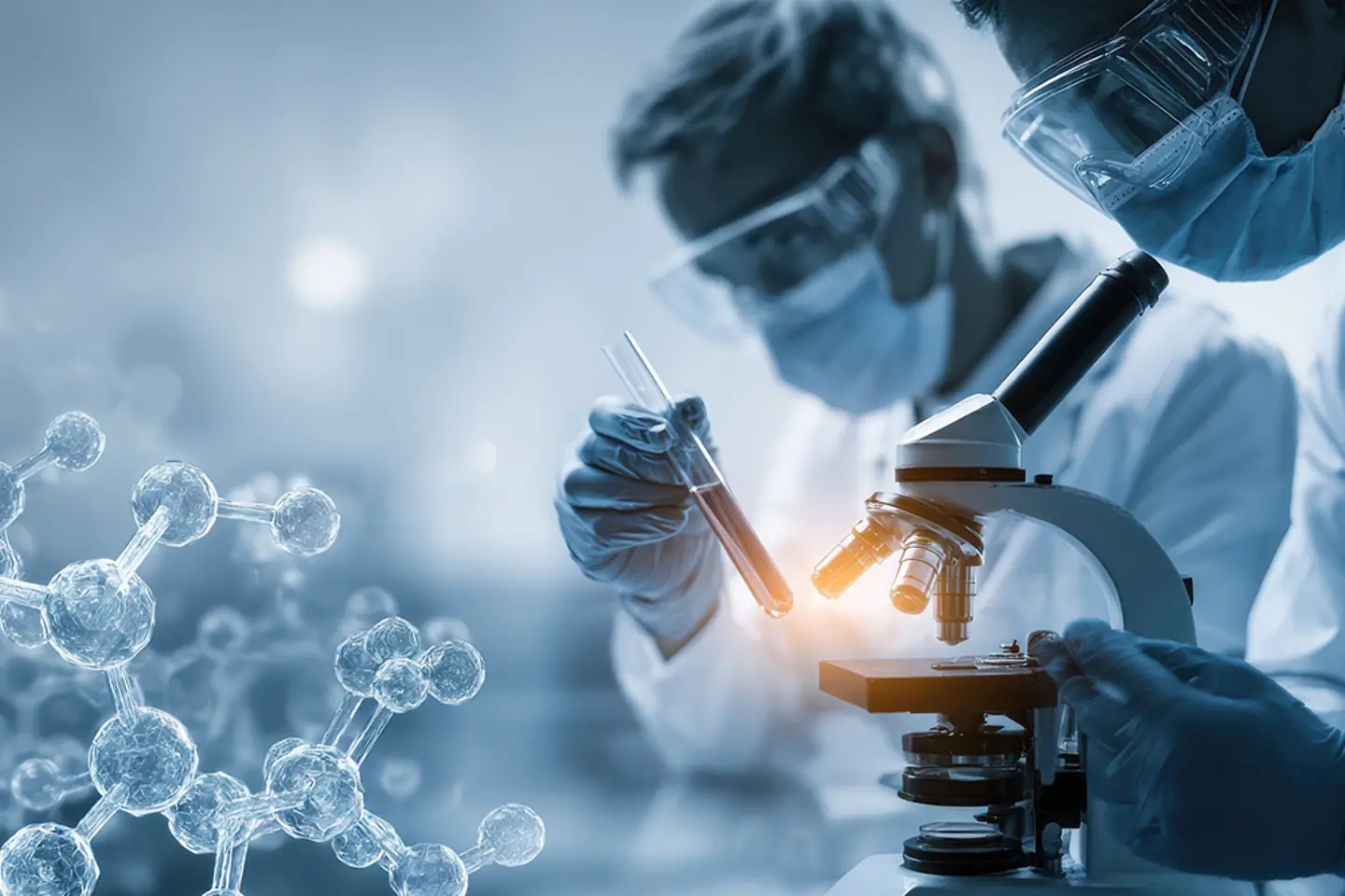 Scientifique travaillant avec une éprouvette et un microscope