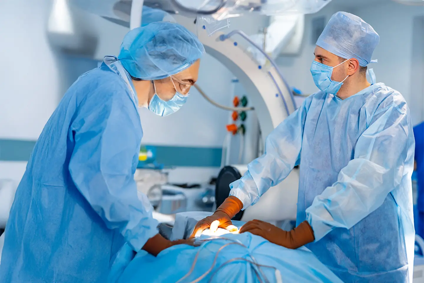 Médicos y paciente en el quirófano