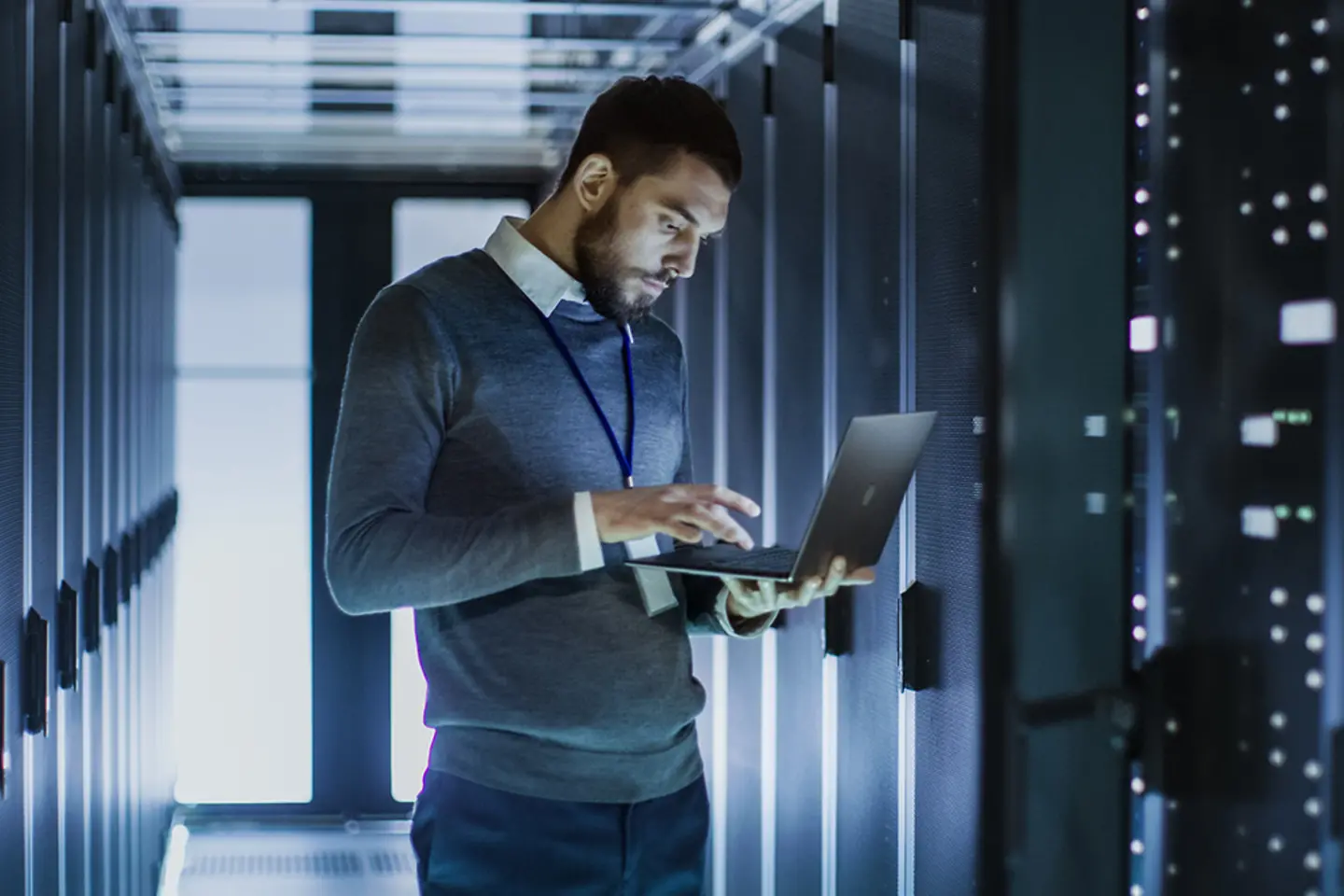 IT-Experte mit Laptop in einem Serverraum