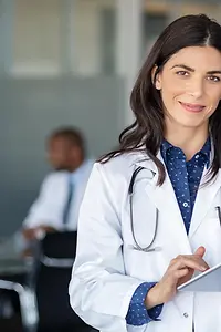 Ärztin mit Tablet im Besprechungsraum