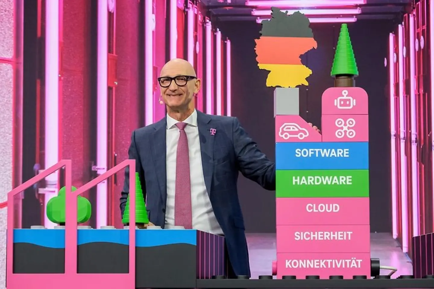 Tim Höttges présente une maquette de l’usine d’IA de Munich sur la scène de l’assemblée générale 2026