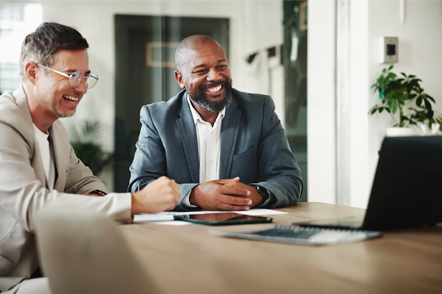 Cloud expert and client discussing hyperscaler services