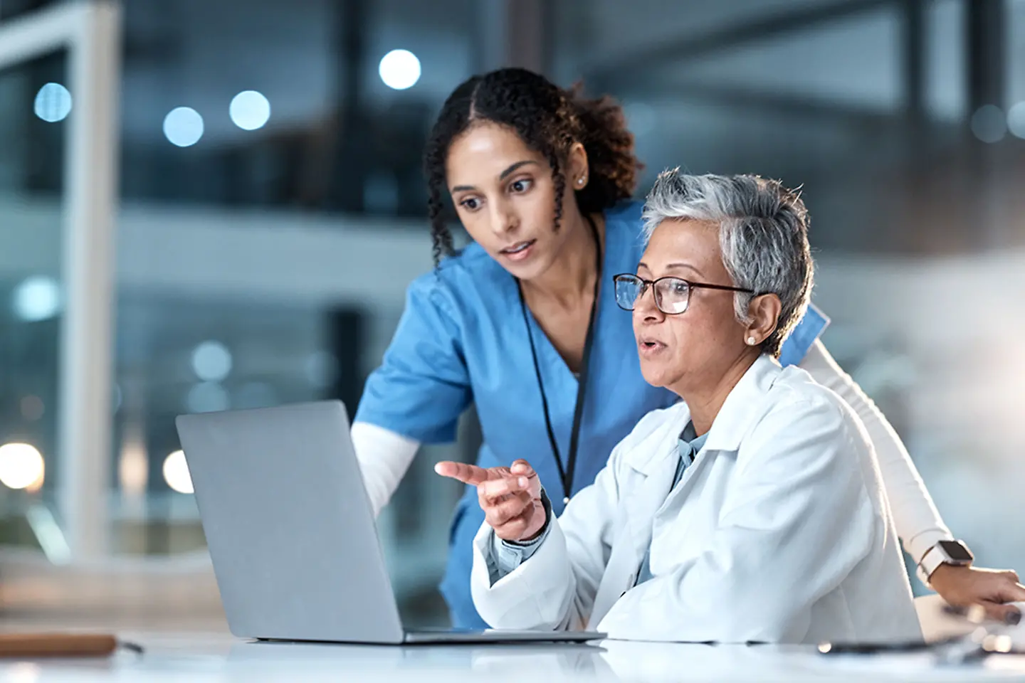 Ärzte, Pflegekräfte oder Laptop in der Nachtpflege, Planungsforschung oder chirurgische Teamarbeit in einer Wellness-Klinik.