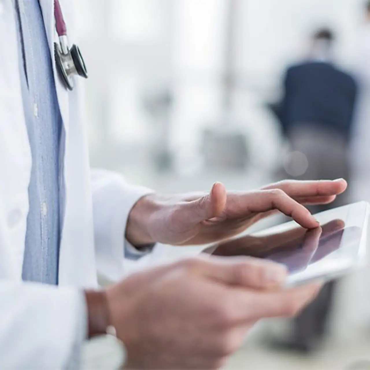 O médico verifica os dados do paciente em um tablet