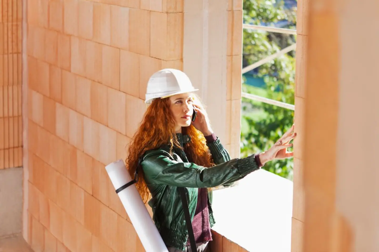 Une femme architecte vérifie un mur de briques