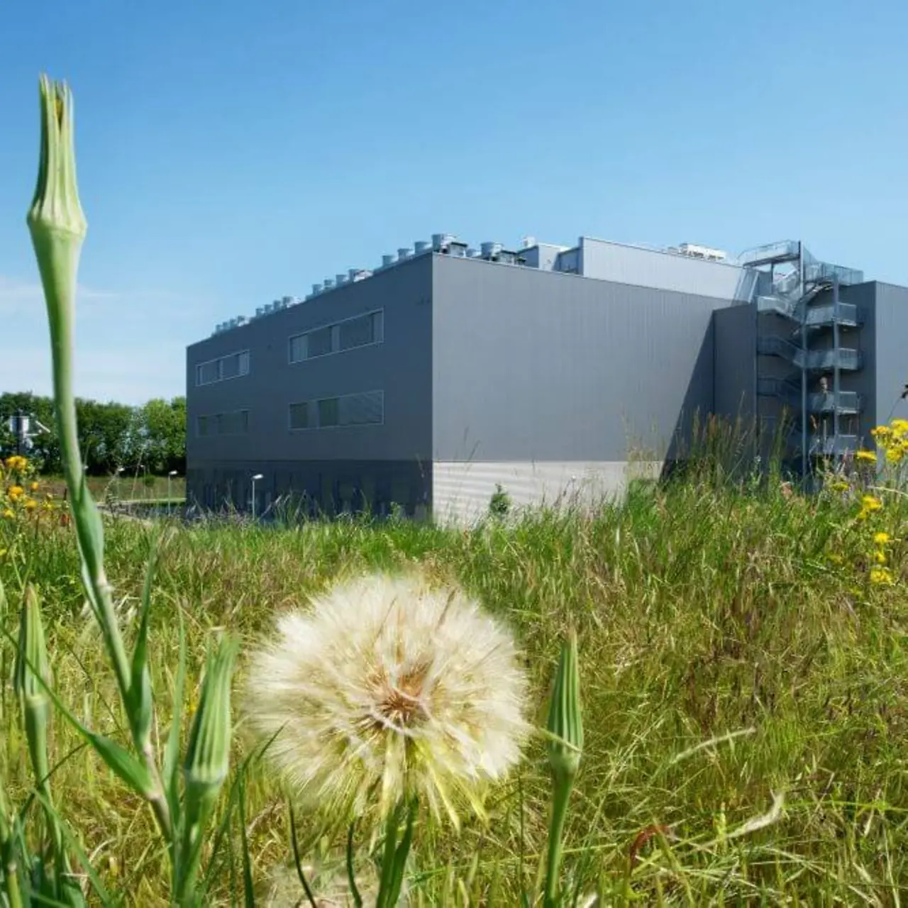 Rechenzentrum in Biere Außenaufnahme des Gesamtgebäudes aus der Ferne