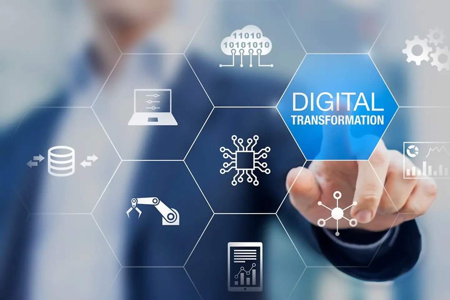 una mano señala los símbolos digitales