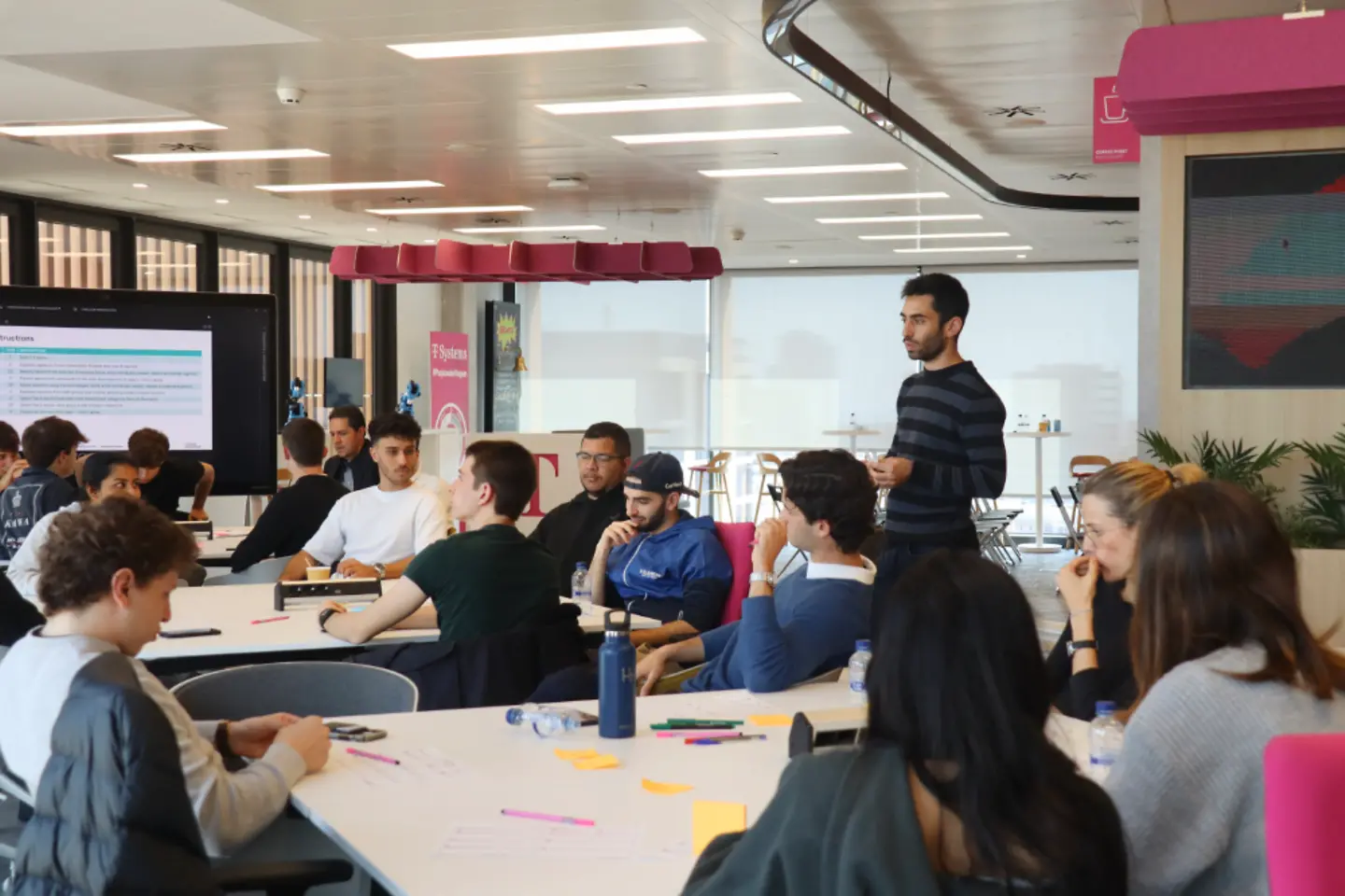 Experts brainstorming at Innovation Experience Session workshop