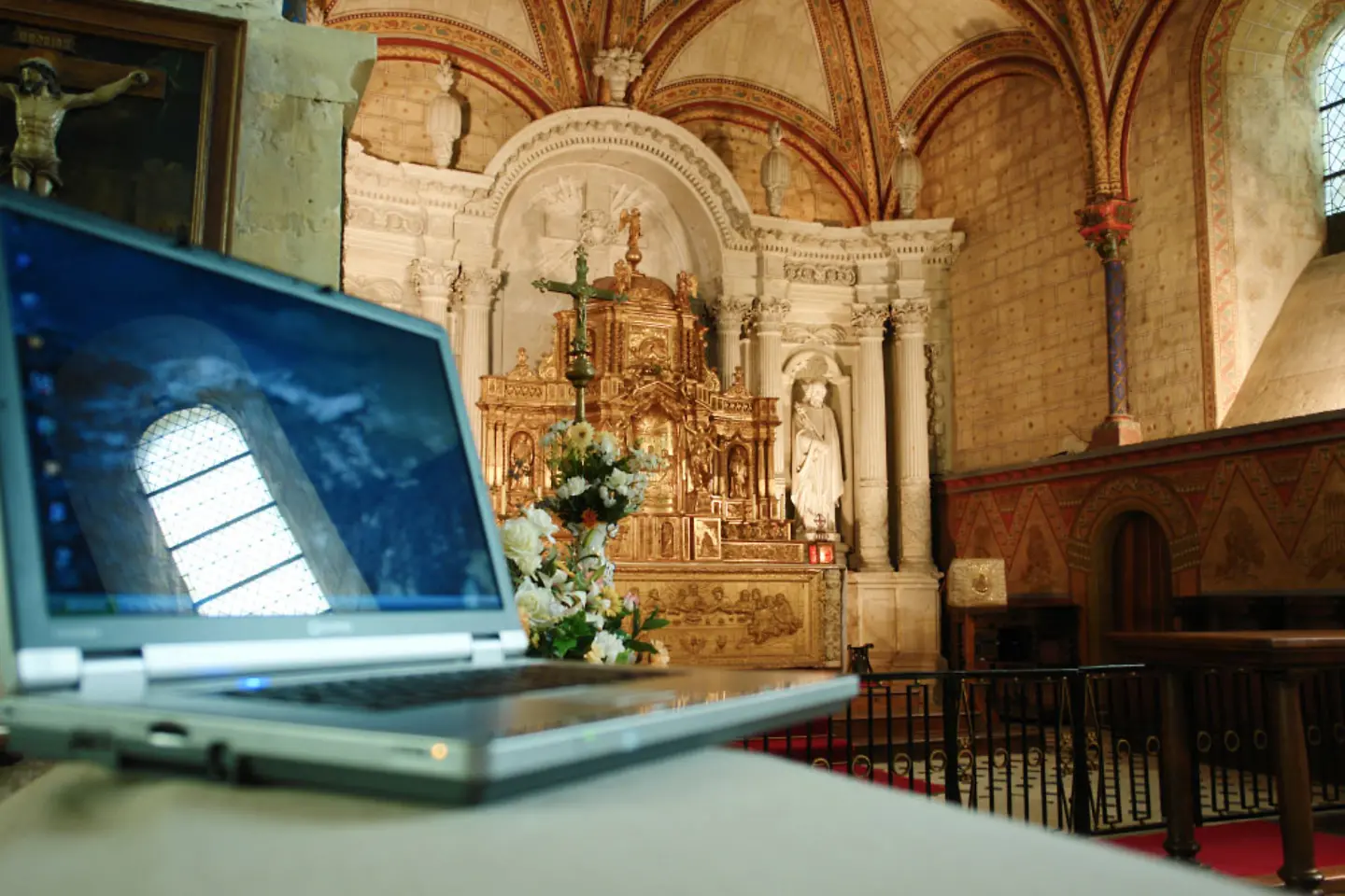 Um laptop em uma igreja
