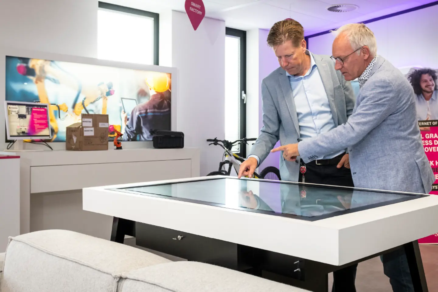 Expert guides visitors through the Innovation Center Utrecht
